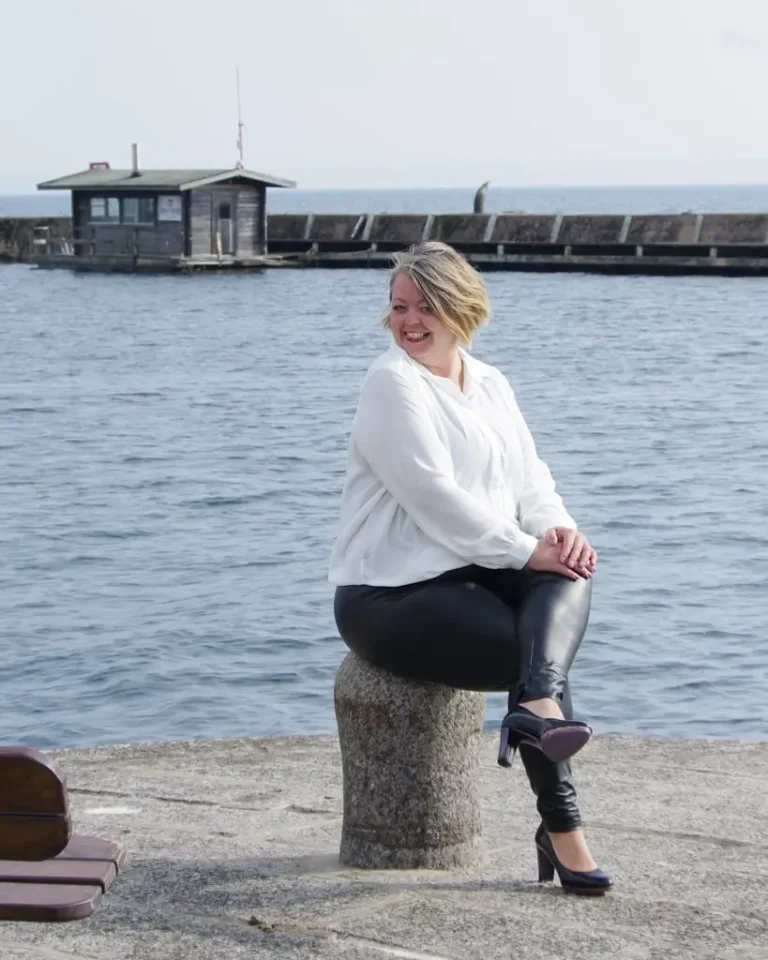 Kvinna sitter på en pir