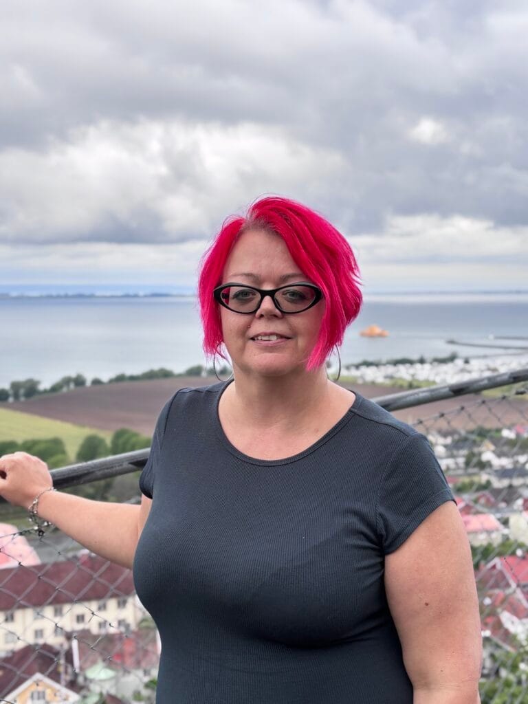 Karin på Grännaberget, ser ut över Gränna.
